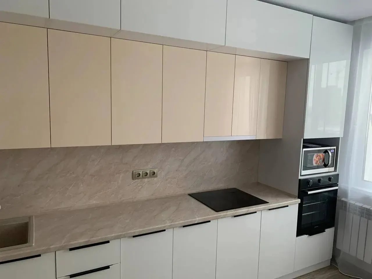 Кухня в одну линию со шкафами до потолка и духовкой в колонне